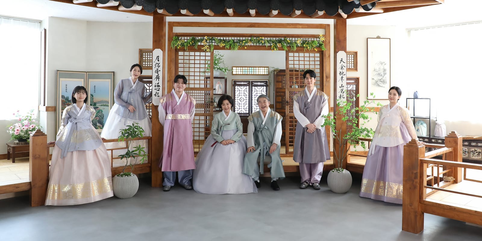 한옥을 배경으로 한 가족사진