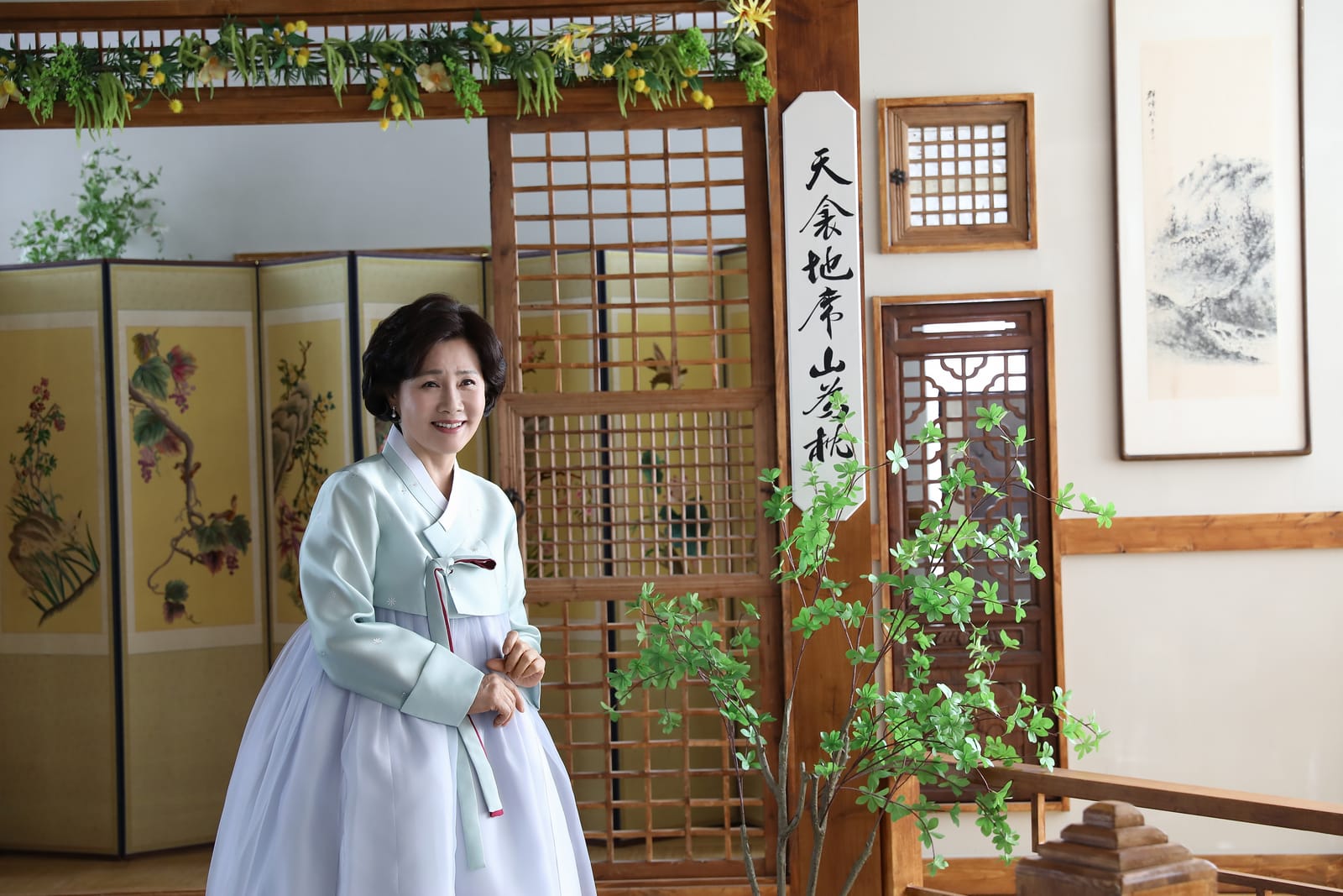한옥을 배경으로 한 가족사진