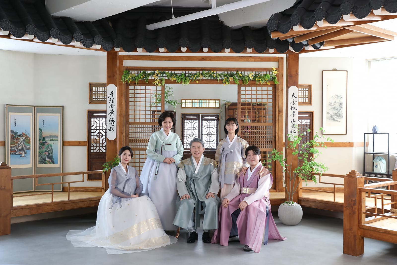 한옥을 배경으로 한 가족사진