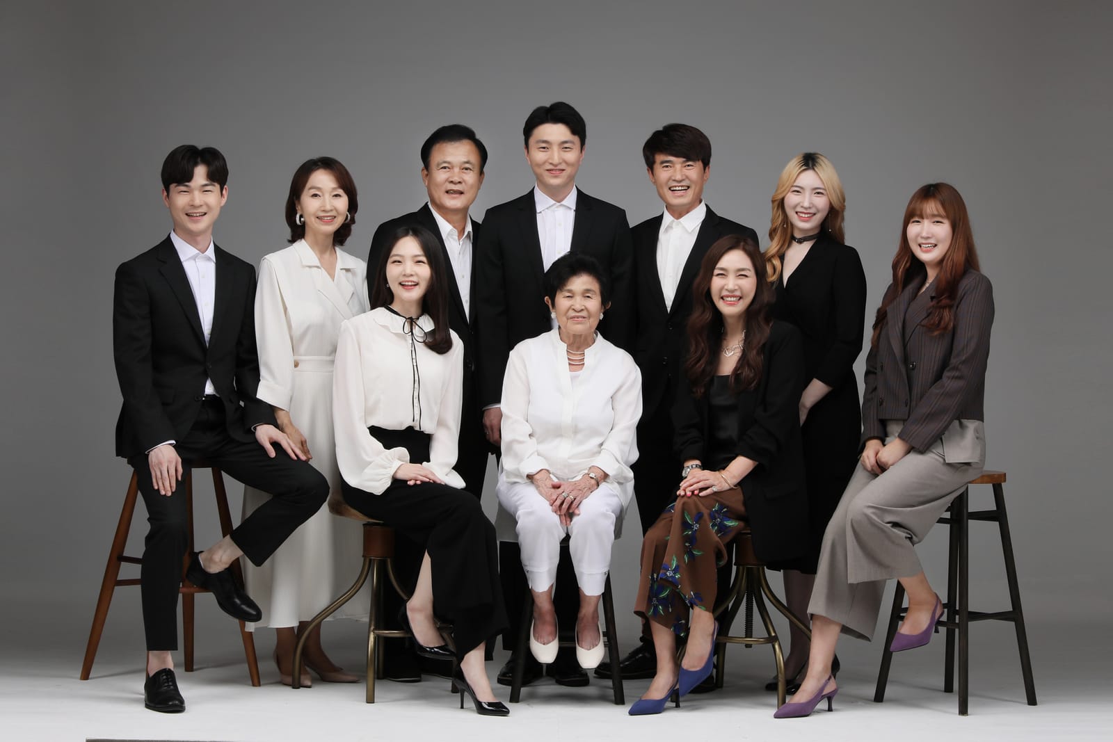 여러 가족이 함께 모인 대가족사진