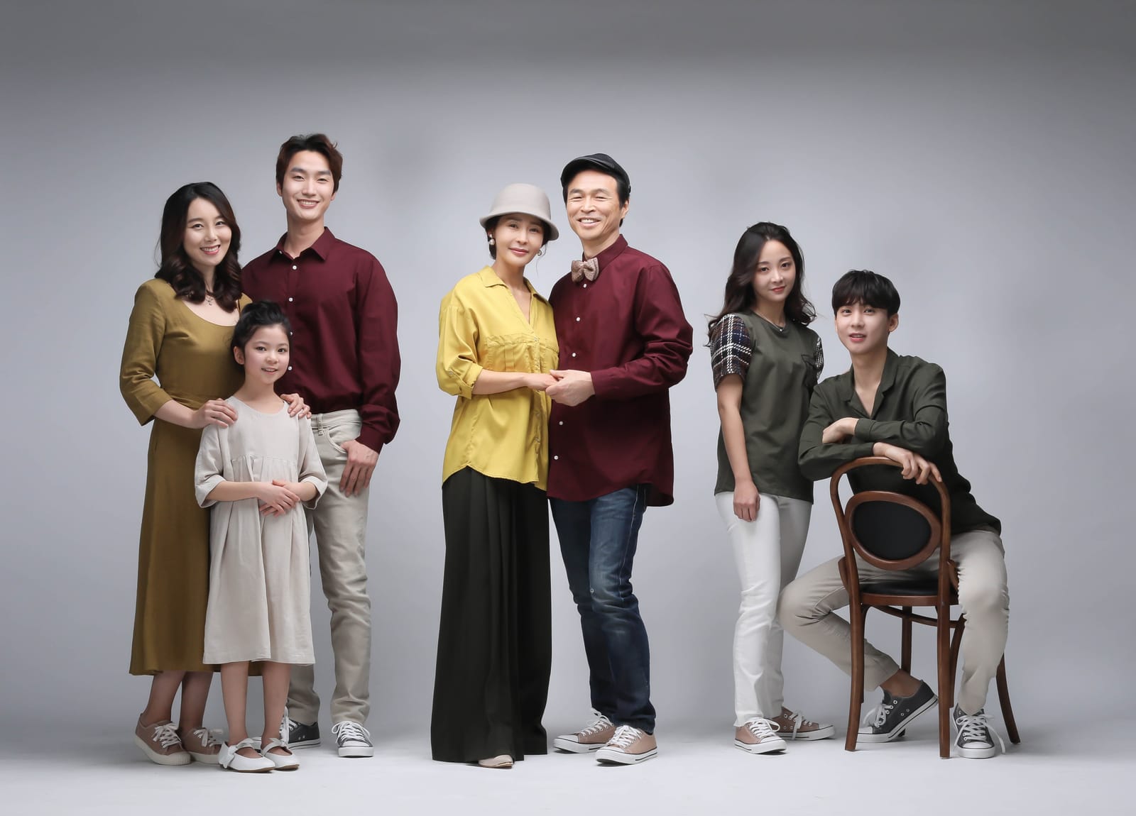 부모님과 성인 자녀들이 함께한 선물 촬영