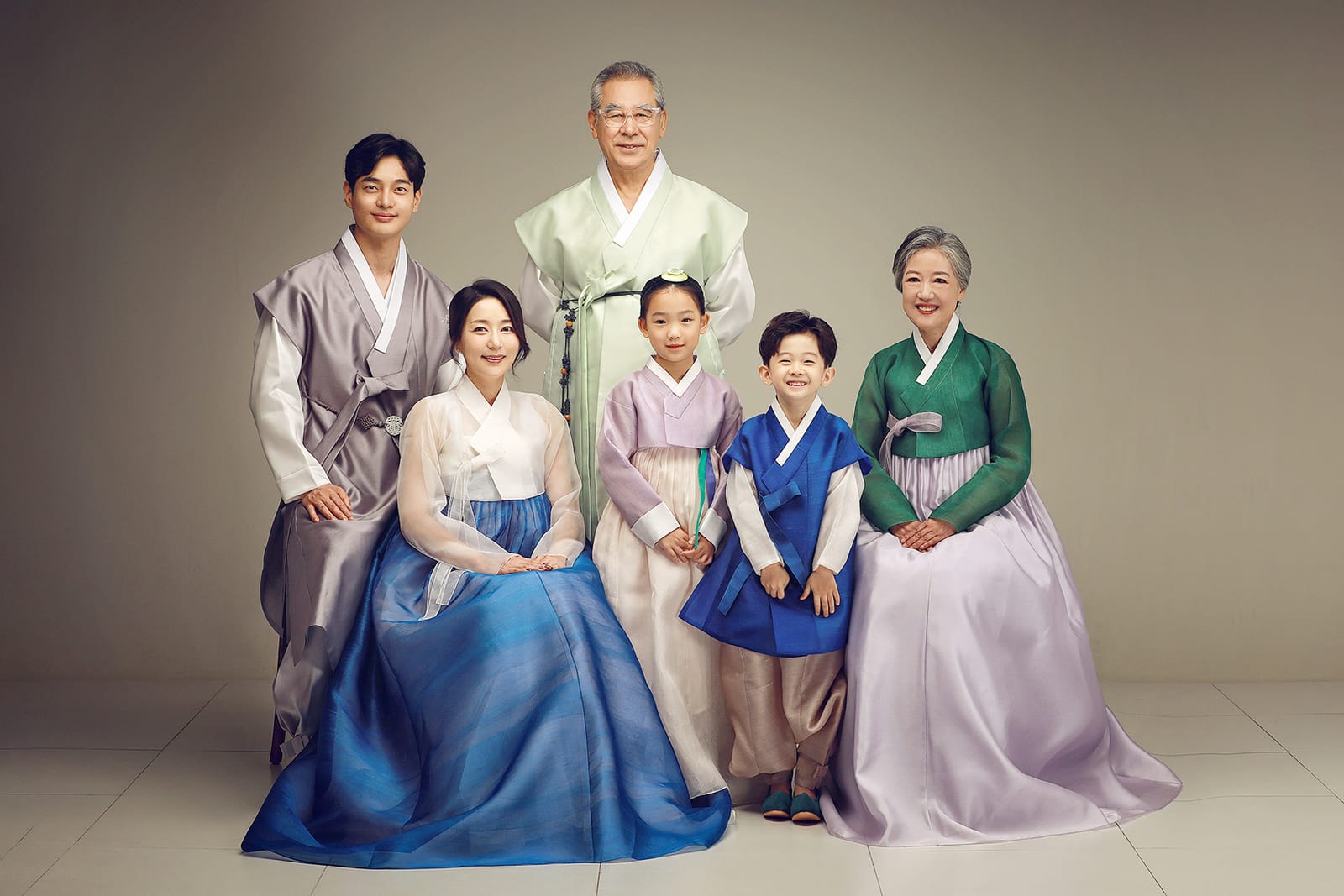 조부모, 부모, 손주가 함께한 3대 가족사진