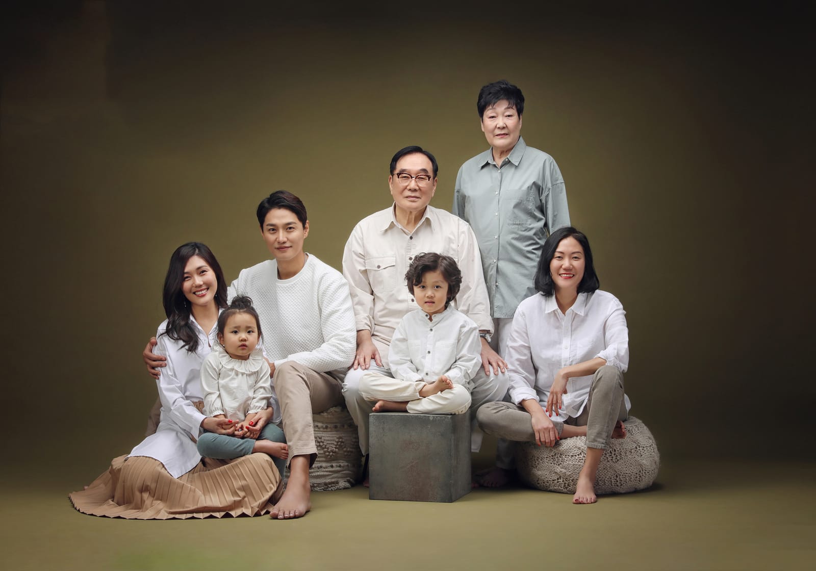 조부모, 부모, 손주가 함께한 3대 가족사진