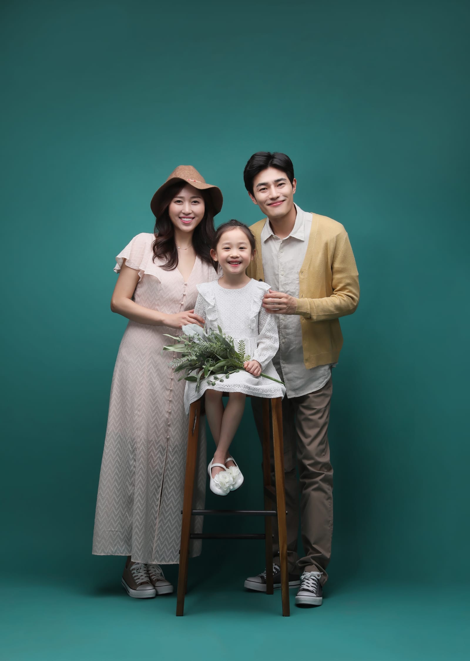 어린 자녀와 부모님이 함께한 가족사진