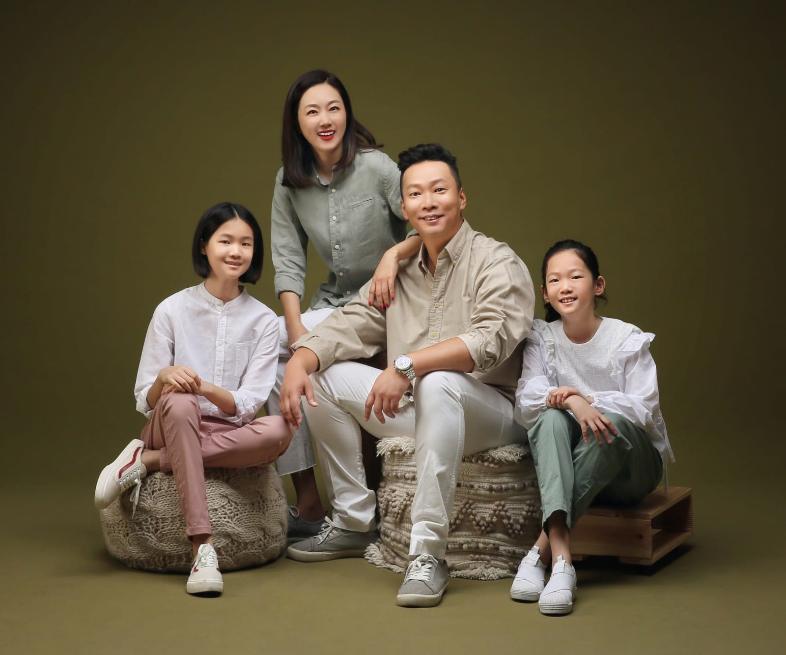캐주얼한 차림으로 촬영한 소가족 가족사진